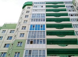 Теплый балкон из профиля REHAU, на стеклопакетах тонировка синего цвета. 